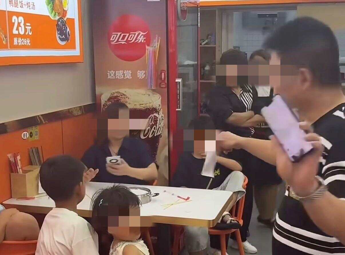 3女子带4个孩子点一碗面多次续面