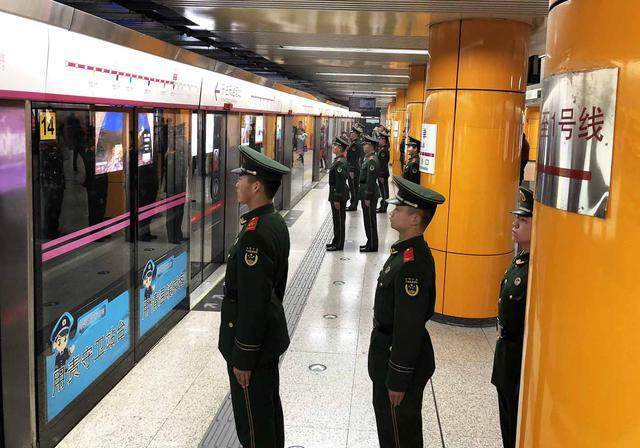 子弟兵乘地铁 乘客腰杆都跟着挺直了